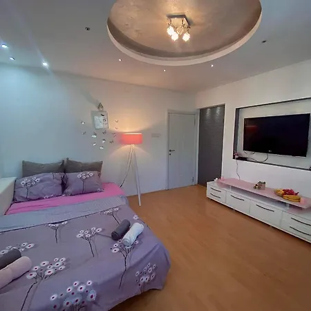סטרוגה Central Comfort Apartment 5 Minute Walk To Beach, Free Parking, 2 Br מראה חיצוני תמונה