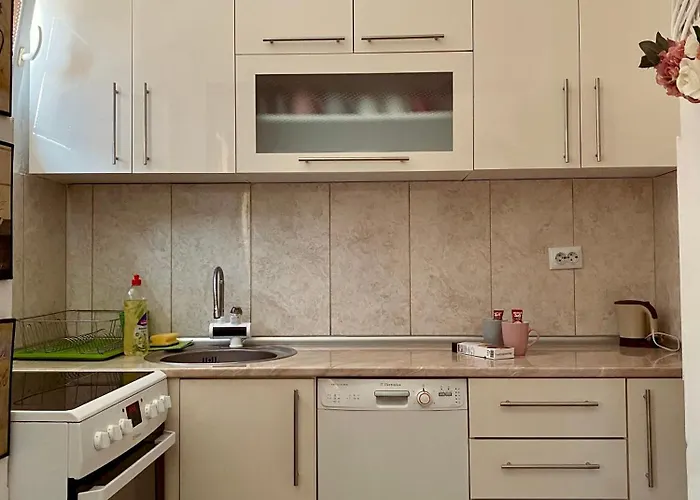 Central Comfort Apartment 5 Minute Walk To Beach, Free Parking, 2 Br