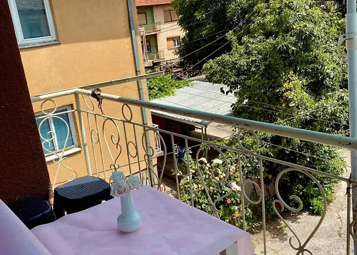 Central Comfort Apartment 5 Minute Walk To Beach, Free Parking, 2 Br