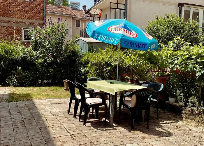 Central Comfort Apartment 5 Minute Walk To Beach, Free Parking, 2 Br