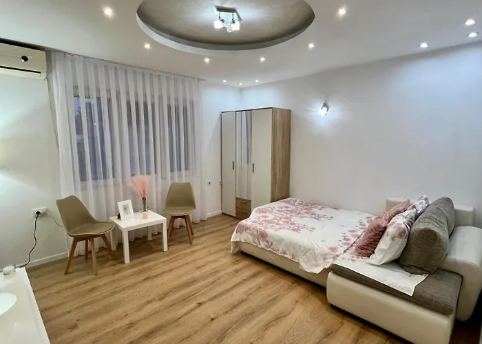 Central Comfort Apartment 5 Minute Walk To Beach, Free Parking, 2 Br