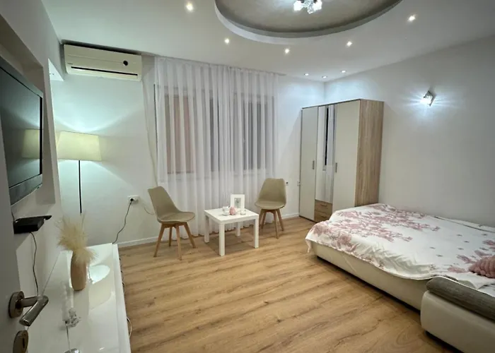 Central Comfort Apartment 5 Minute Walk To Beach, Free Parking, 2 Br