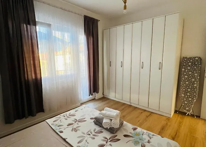 Central Comfort Apartment 5 Minute Walk To Beach, Free Parking, 2 Br