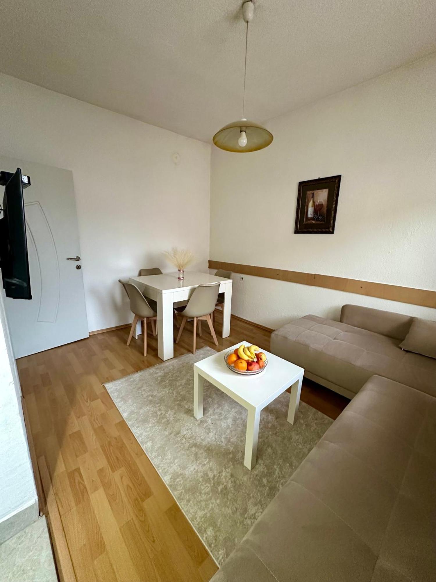 Apartment Comfort 5 Minute Walk To Beach, Free Parking, 2 Br *