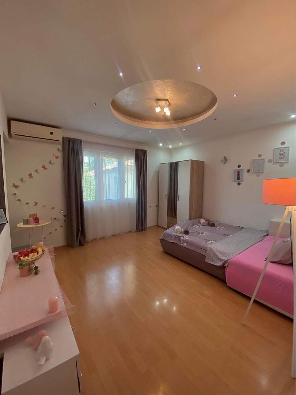 Comfort 5 Minute Walk To Beach, Free Parking, 2 Br Apartment *