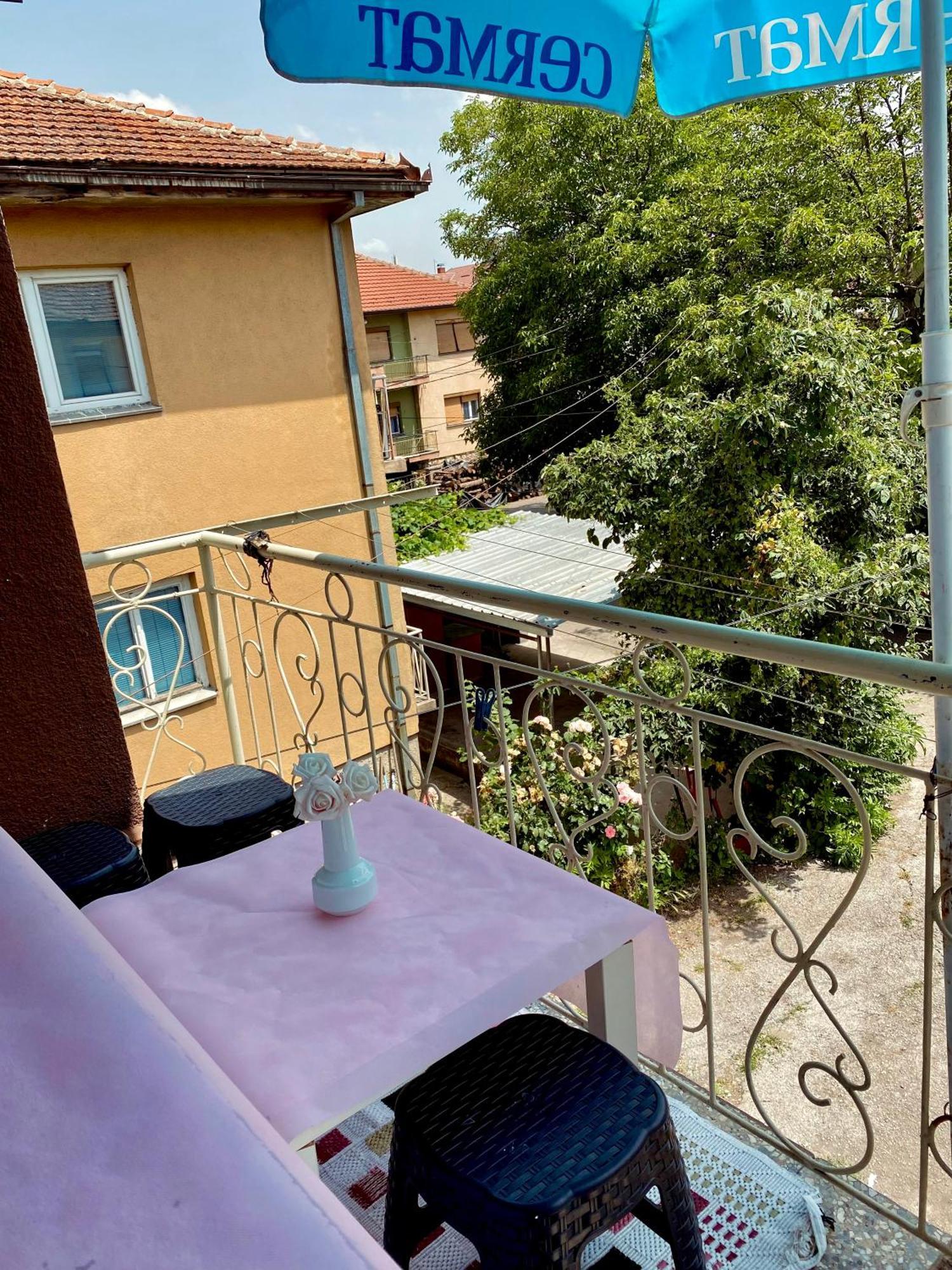 Comfort 5 Minute Walk To Beach, Free Parking, 2 Br Apartment *