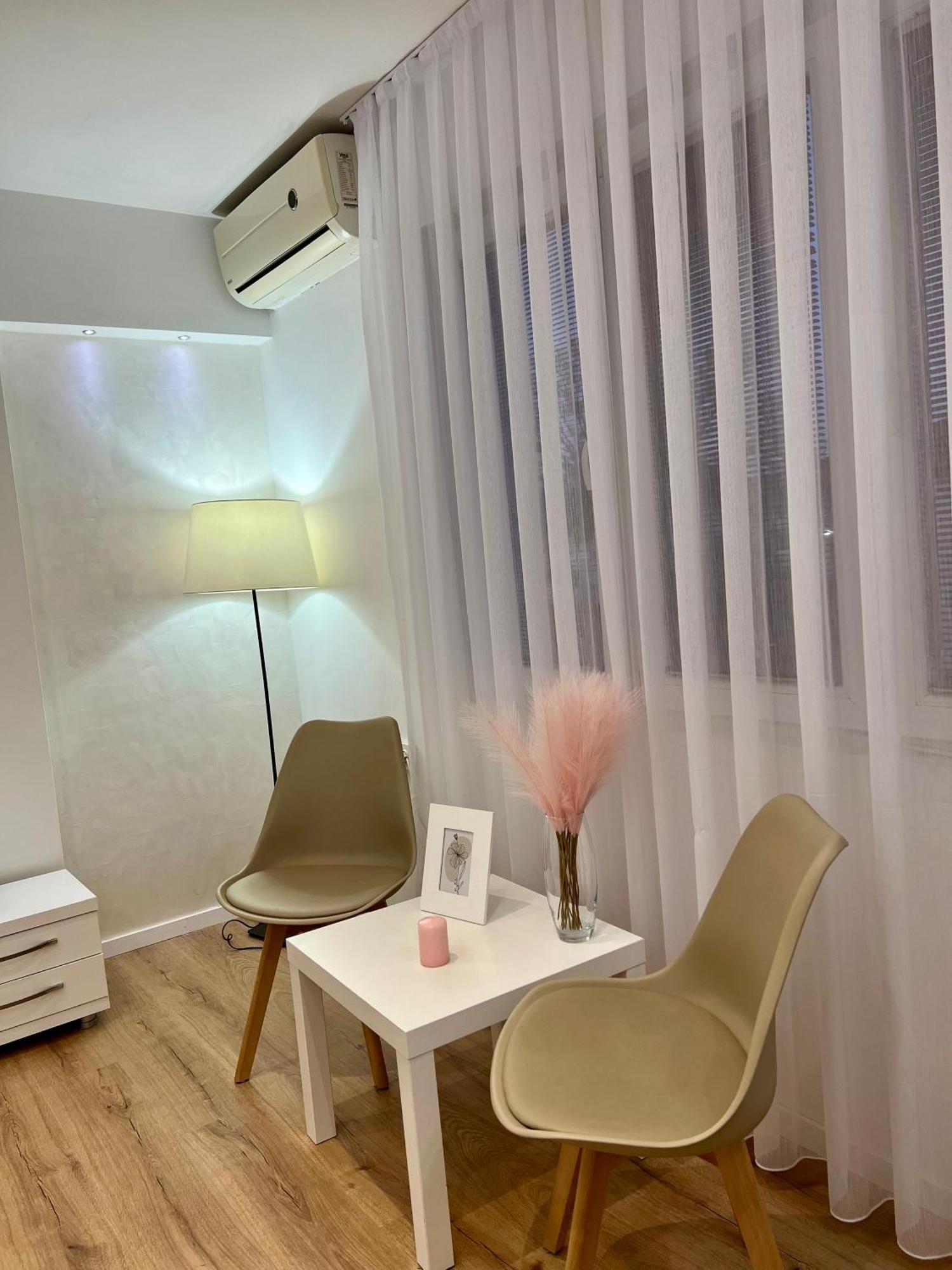 Comfort 5 Minute Walk To Beach, Free Parking, 2 Br Apartment *