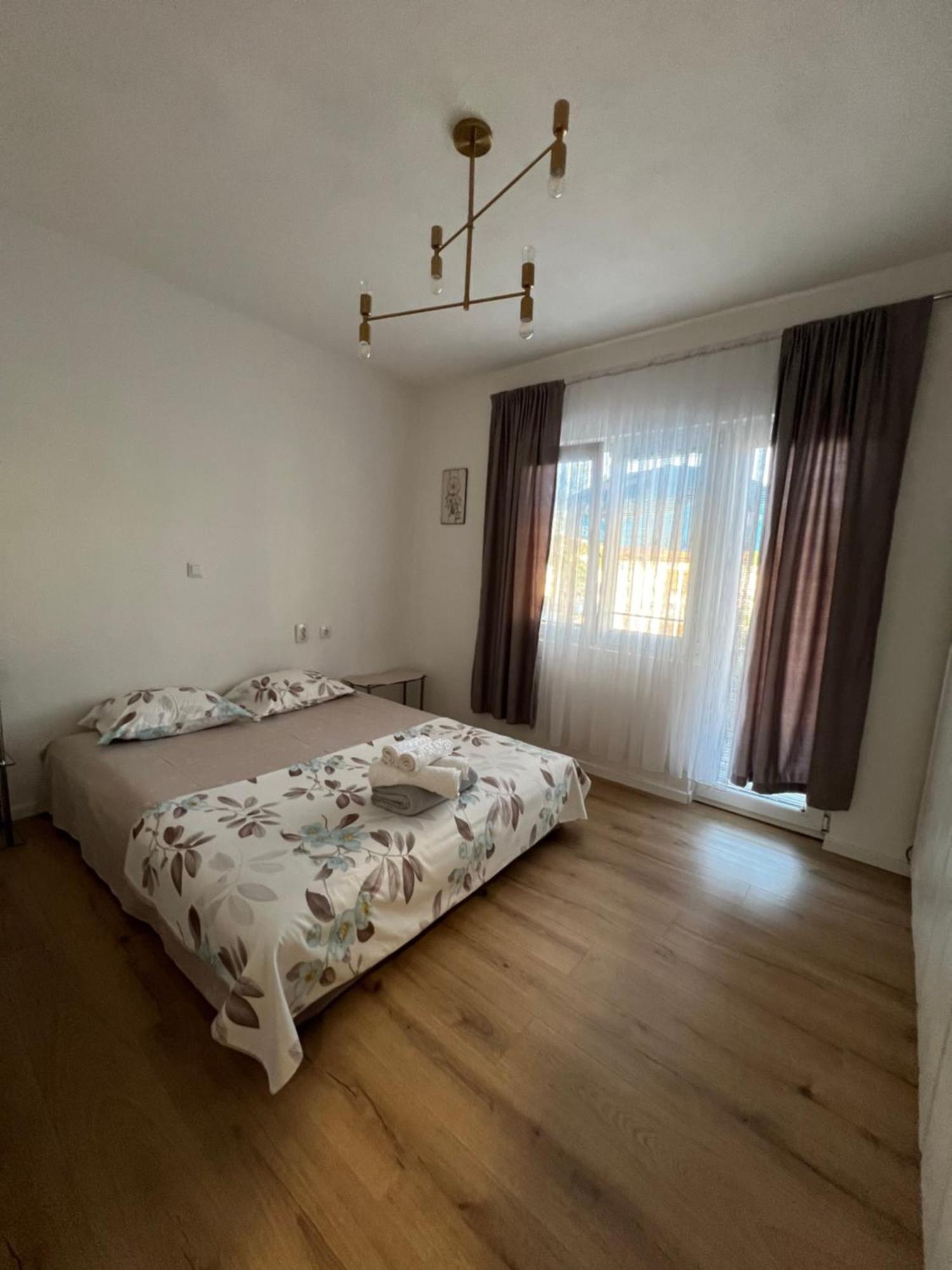 Apartment Comfort 5 Minute Walk To Beach, Free Parking, 2 Br *