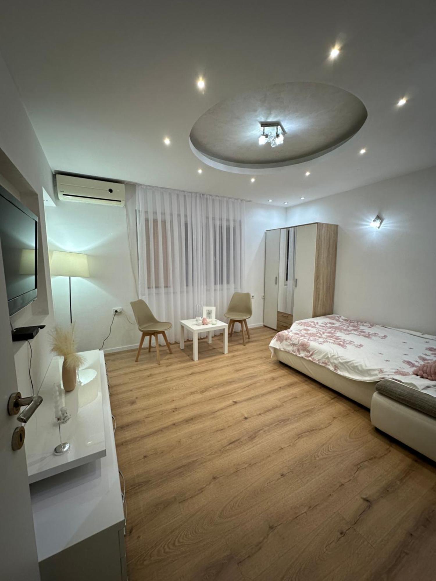 Comfort 5 Minute Walk To Beach, Free Parking, 2 Br *