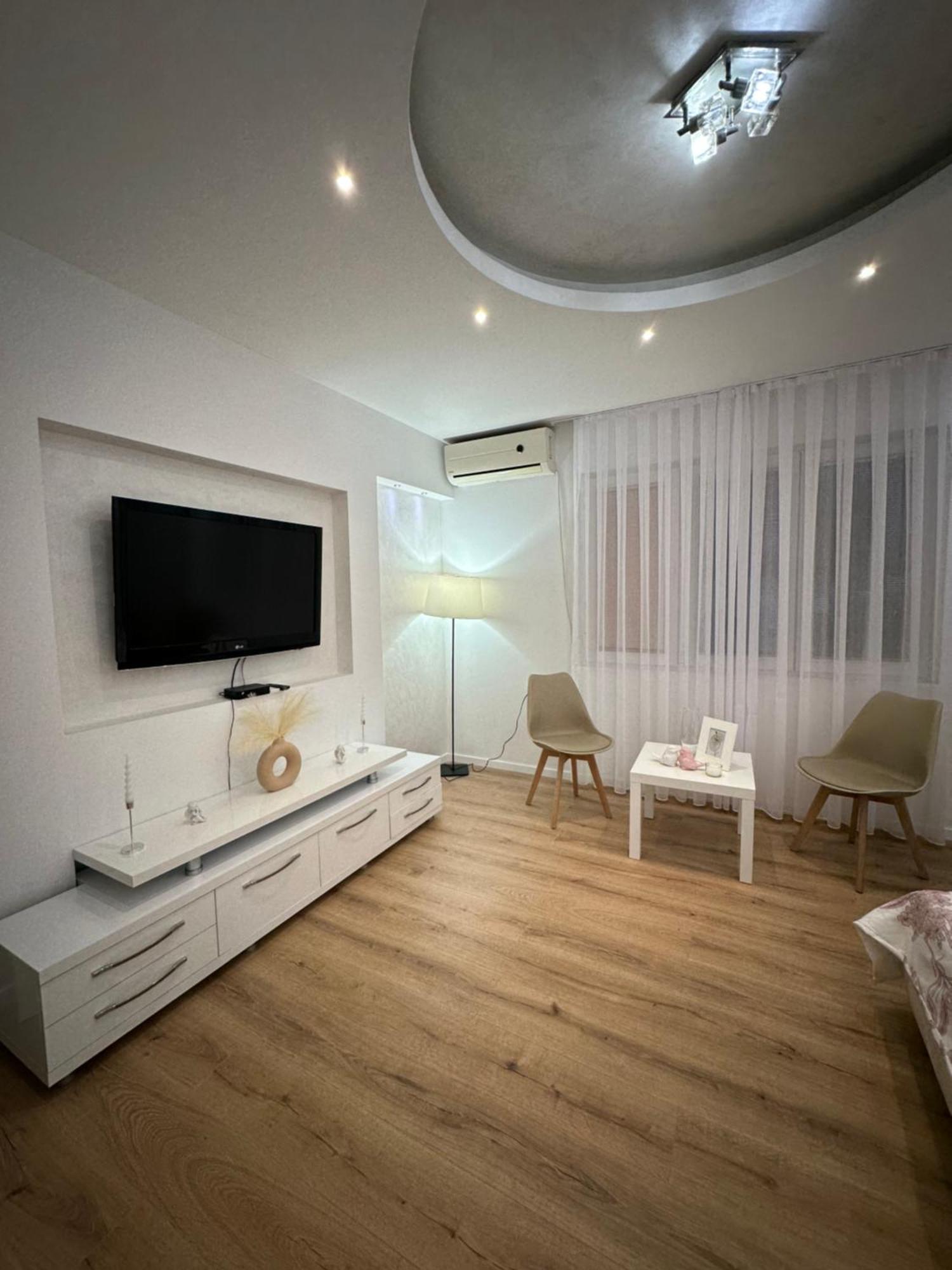 Comfort 5 Minute Walk To Beach, Free Parking, 2 Br *